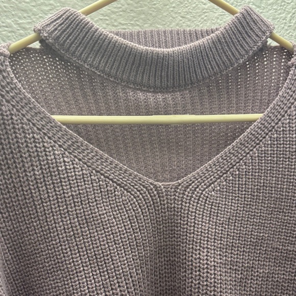 Elegant Mauve V-Neck Sweater - Picture 3 of 4
